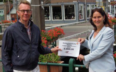 Cheque voor stichting Nepal Benefiet Aalsmeer