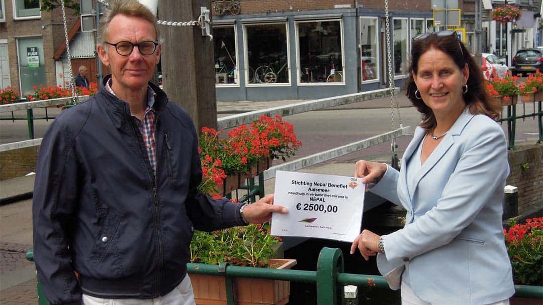 Cheque voor Nepal Benefiet Aalsmeer