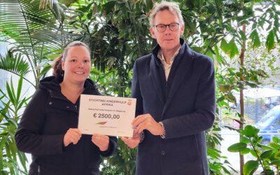 Cheque uitgereikt aan Stichting Kinderhulp Afrika voor solarlampen