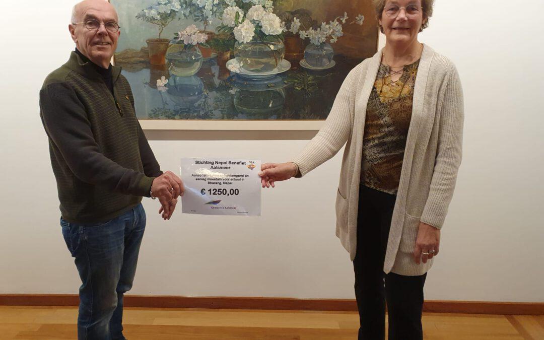 Cheque OSA voor Stichting Nepal Benefiet  Aalsmeer
