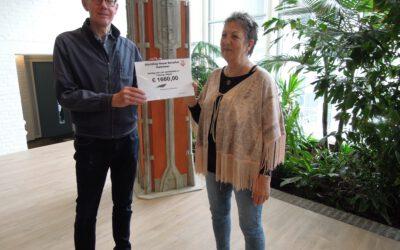 Cheque voor stichting Nepal Benefiet Aalsmeer