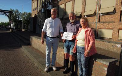 Cheque uitreiking aan Stichting Mission House voor project in Nigeria