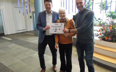 Cheque uitreiking door Ontwikkelings-Samenwerking Aalsmeer (OSA) aan Stichting GA