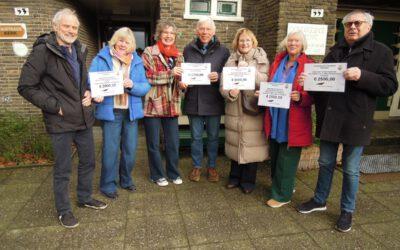 Uitreiking 5 Cheques door Ontwikkelings-Samenwerking Aalsmeer (OSA) aan Doopsgezinde Gemeente Aalsmeer