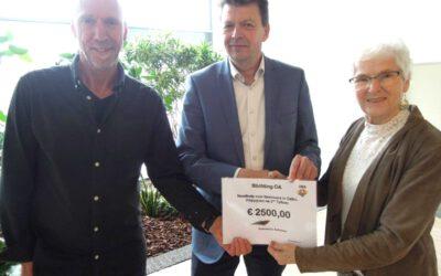 Cheque uitreiking door Ontwikkelings-Samenwerking Aalsmeer (OSA) aan Stichting GA