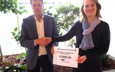 Cheque uitreiking door Ontwikkelings-Samenwerking Aalsmeer (OSA) aan Stichting Kinderhulp Afrika