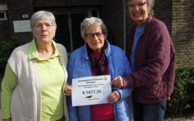 Cheque uitreiking door Ontwikkelings-Samenwerking Aalsmeer (OSA) aan Doopsgezinde Gemeente Aalsmeer