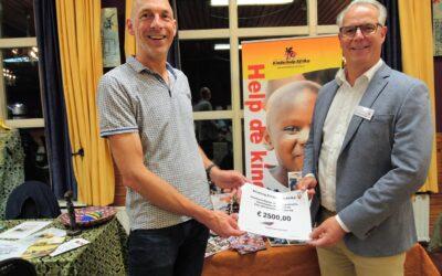 Cheque voor Stichting Kinderhulp Afrika in Oeganda